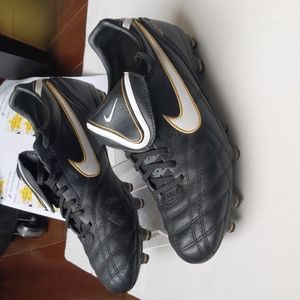 Nike Soccer Tiempo cleats 7 teen Young negotiable
